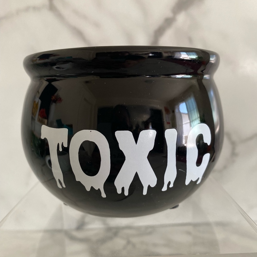 Cauldron ceramic pot